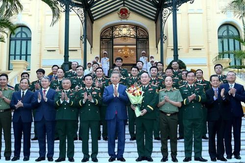 [Ảnh] Tổng Bí thư, Chủ tịch nước Tô Lâm trao Quyết định thăng quân hàm Thượng tướng cho đồng chí Lê Quang Đạo