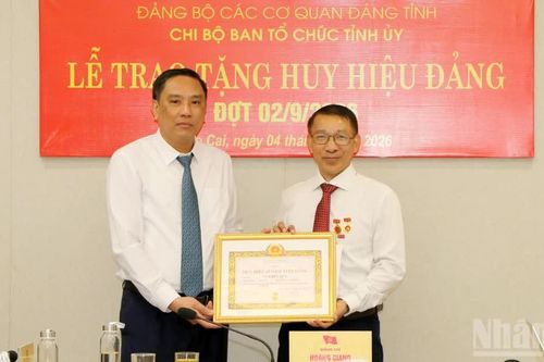 Phó Bí thư Thường trực Tỉnh ủy Lào Cai Hoàng Giang trao Huy hiệu 35 năm tuổi Đảng