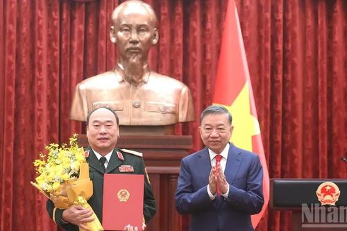 Trao quyết định thăng quân hàm Thượng tướng cho sĩ quan Quân đội nhân dân Việt Nam