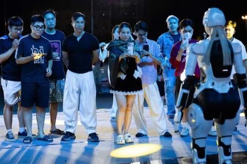 Robot hình người đồng diễn cùng thí sinh trong đêm chung kết Miss Galaxy Vietnam 2026
