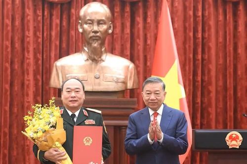 [Video] Trao Quyết định thăng quân hàm Thượng tướng đối với đồng chí Lê Quang Đạo