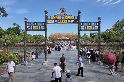 Hàng ngàn du khách tham quan di sản Huế dịp Quốc khánh