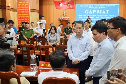 Lãnh đạo TP Đà Nẵng gặp mặt, động viên 32 ngư dân tàu cá QNa 90859 TS