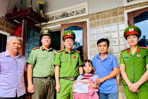 Mang yêu thương đến các em trước thềm năm học mới