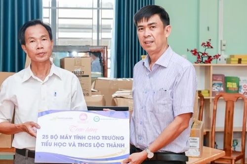 Đồng Nai: Trao tặng 50 bộ máy tính cho trường học vùng biên