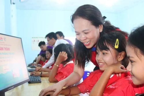Mang phòng tin học đến vùng cao Lâm Đồng