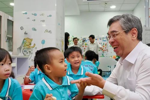 Phó Bí thư Thành ủy TPHCM Nguyễn Phước Lộc thăm, tặng quà bệnh nhi tại các lớp học đặc biệt