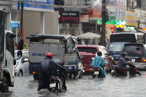 Quốc lộ 1 qua TP Đồng Nai ngập sâu sau mưa lớn