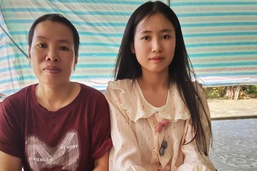 Giọt nước mắt của nữ thủ khoa đi làm công nhân để hy vọng bước tới giảng đường