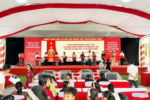 Rộn ràng trước ngày khai giảng ở những ngôi trường vùng biên An Giang