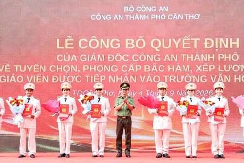 Giáo viên Trường Văn hóa CAND III chính thức trở thành cán bộ, chiến sĩ CAND