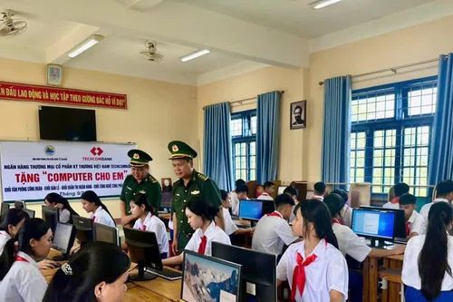 Biên phòng Quảng Trị đồng hành cùng học sinh vùng biên vào năm học mới