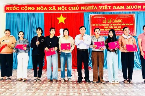 58 học viên xã M'Đrắk hoàn thành lớp nghề chăn nuôi heo