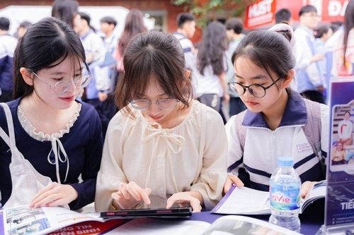 Tự chủ đại học: Đừng để học phí trở thành rào cản