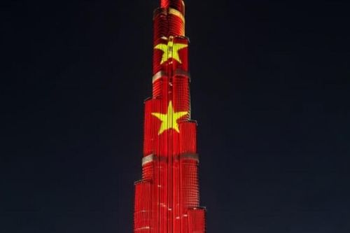 Lãnh đạo UAE gửi điện chúc mừng Quốc khánh Việt Nam, tháp Burj Khalifa rực sáng cờ đỏ sao vàng