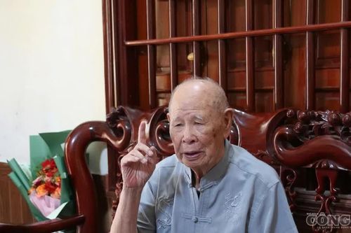 Tấm gương sáng của cụ ông 100 tuổi nhận Huy hiệu 80 năm tuổi Đảng