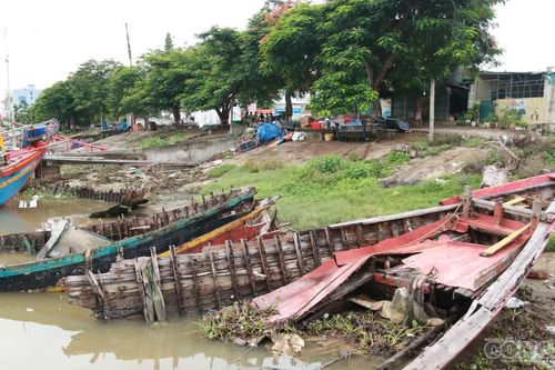 Xác tàu, thuyền hỏng bủa vây khu neo đậu