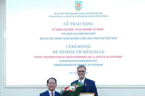 Bộ Tư pháp trao tặng Kỷ niệm chương 'Vì sự nghiệp tư pháp' cho Đại sứ đặc mệnh toàn quyền Cộng hoà Pháp tại Việt Nam