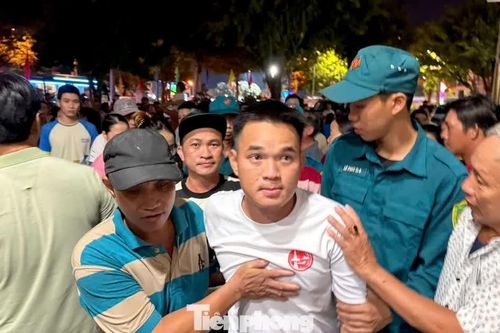Sau chuyến biển sinh tử, 32 ngư dân vỡ òa trong vòng tay quê nhà