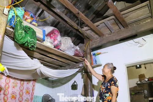 Người dân vùng 'rốn lũ' tất tả kê gác tài sản trước mùa mưa bão