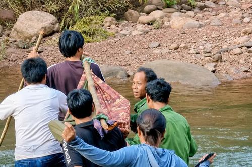 Băng rừng 15km, vượt 4 con suối khiêng người xa lạ bị rắn cắn đi cấp cứu