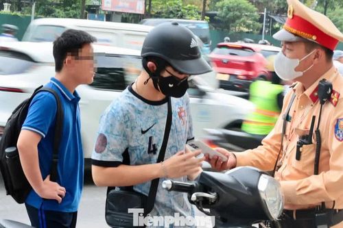 'Quên' mũ bảo hiểm cho con, mẹ nhận phạt, con đến trường muộn