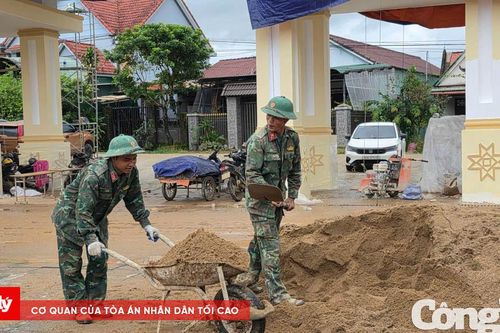 Những người lính chung tay dựng trường biên giới
