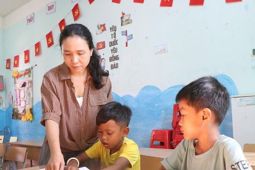 Từ hình dán nhỏ đến những chữ tiếng Việt đầu tiên trước ngày vào lớp 1