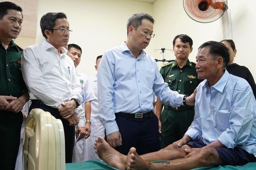 Chủ tịch Đà Nẵng thăm, động viên 32 ngư dân gặp nạn trên biển trở về