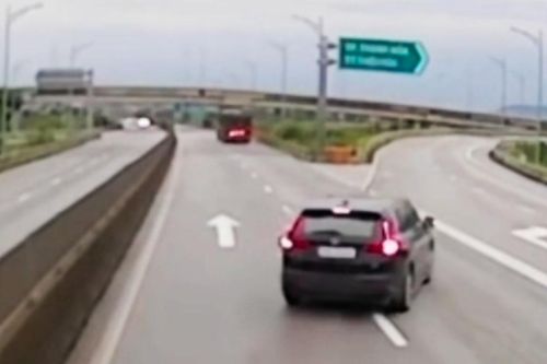 Clip ô tô con đột ngột rời cao tốc, tài xế xe tải phanh 'cháy đường'