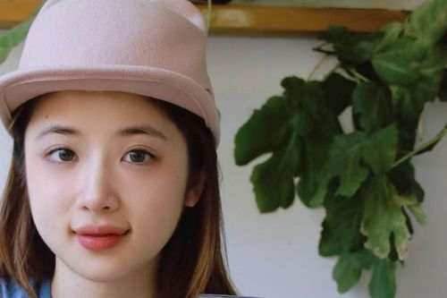 Cô gái từng bị chế giễu vì 'quá xinh đẹp để giỏi toán' nhận bằng tiến sĩ Toán