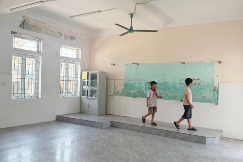 Cận ngày khai giảng, trường học ở Hà Tĩnh ngắt điện, tháo bảng để sửa chữa