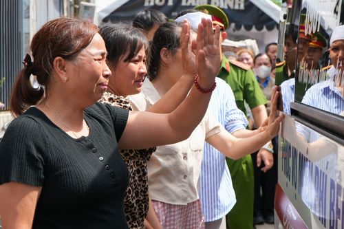 Nghẹn ngào tiễn đưa 3 mẹ con trong vụ án mạng ở Đồng Nai về quê nhà