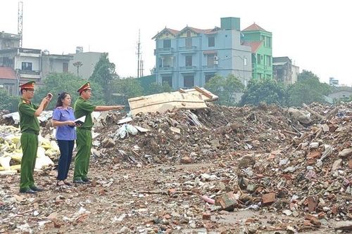 Khởi tố 5 người liên quan vụ đổ trái phép 33.500 tấn chất thải xây dựng ở Hà Nội