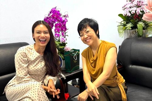 NSND Phạm Phương Thảo tặng quà cho MC Thảo Vân, diễn viên Quỳnh Nga tâm trạng