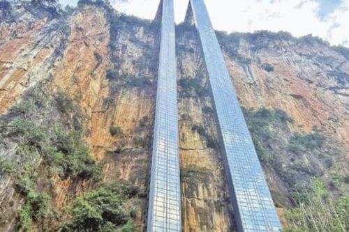 Thang máy ngoài trời cao 288m giúp trẻ em vùng núi Trung Quốc đến trường an toàn hơn