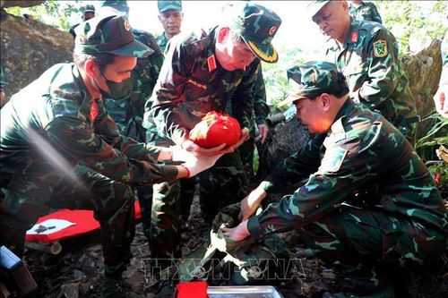 Kiểm tra công tác tìm kiếm hài cốt liệt sĩ, tổ chức lấy mẫu xác định danh tính