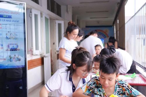 Rộn ràng ngày khai giảng đặc biệt của bệnh nhi trong các bệnh viện