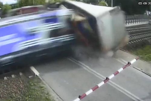 Mắc kẹt trên đường ray, xe tải bị đoàn tàu đâm trúng