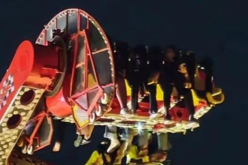 Đang chơi vui, 7 người 'hú vía' vì bị treo lơ lửng trên cao suốt 4 giờ