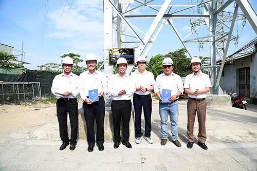 Gắn biển công trình chào mừng 50 năm Ngày thành lập Công ty Điện lực Đà Nẵng