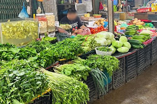 Rau xanh tăng giá sau kỳ nghỉ lễ, người nội trợ giật mình