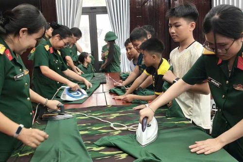 Phụ nữ Trường thiếu sinh quân miền Trung 'Đồng hành cùng em đến trường'