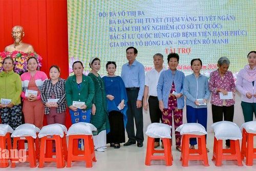 Trao 400 phần quà cho người dân xã Giang Thành và Vĩnh Điều