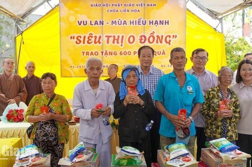 Trao 600 phần quà cho người dân xã Phú Hòa