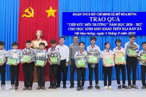 Mỹ Hòa Hưng tiếp sức 109 học sinh, trẻ em khó khăn trước năm học mới