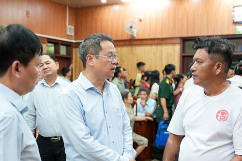 Lãnh đạo thành phố Đà Nẵng động viên 32 ngư dân bị nạn trên biển trở về địa phương