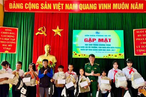 Đồn Biên phòng Ga Ry tặng quà 30 học sinh vùng biên xã Hùng Sơn
