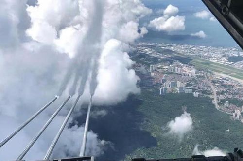 Malaysia 'gieo mây' tạo mưa, chống khói mù