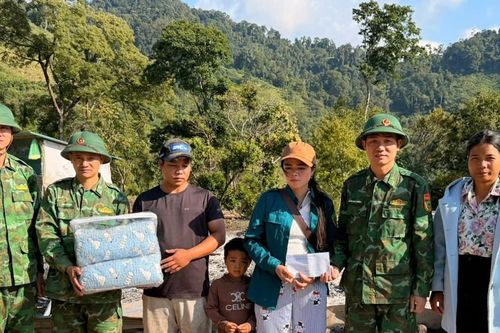 Đồn Biên phòng Ga Ry hỗ trợ dập tắt đám cháy nhà rẫy của người dân